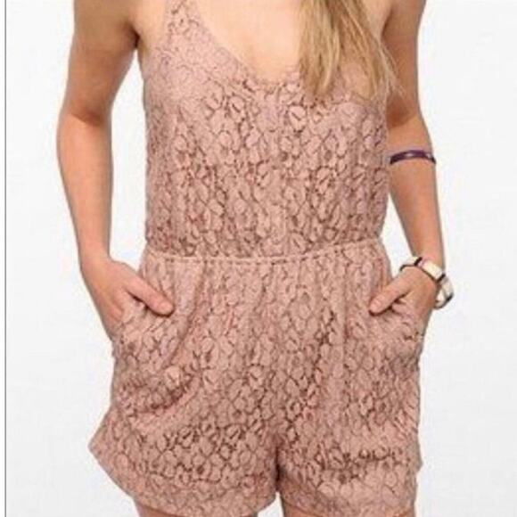 Urban Outfitters Lace Sleeveless Button Front Romper W/ Pockets - Dusty Rose - S - Picture 2 of 7